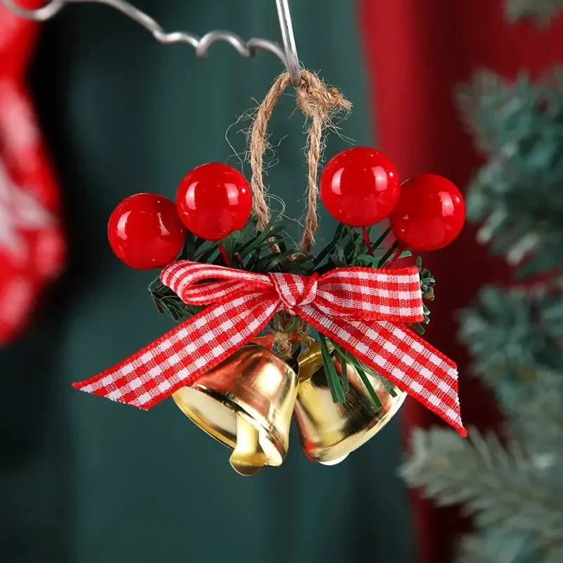 Cloche de Noël ornée de baies rouges