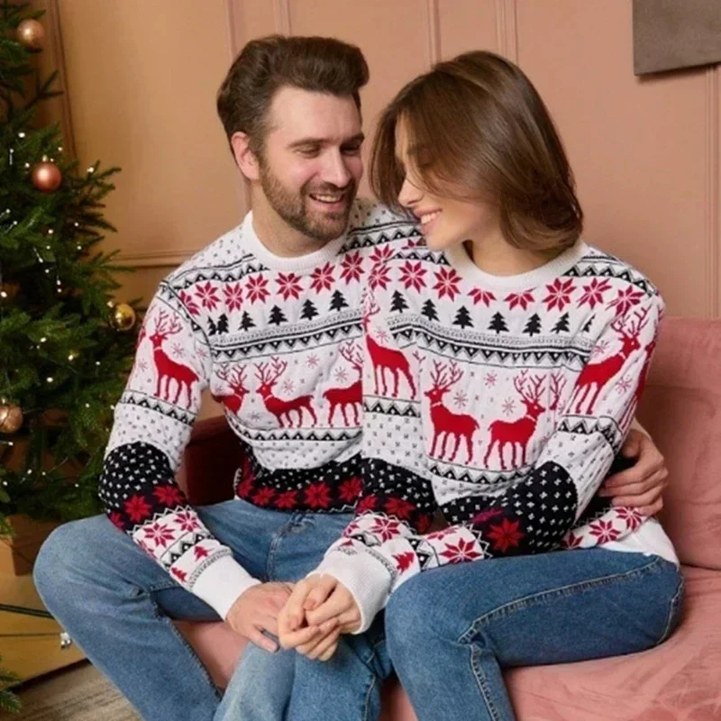 Couple en Pull de Noël avec Motif Renne