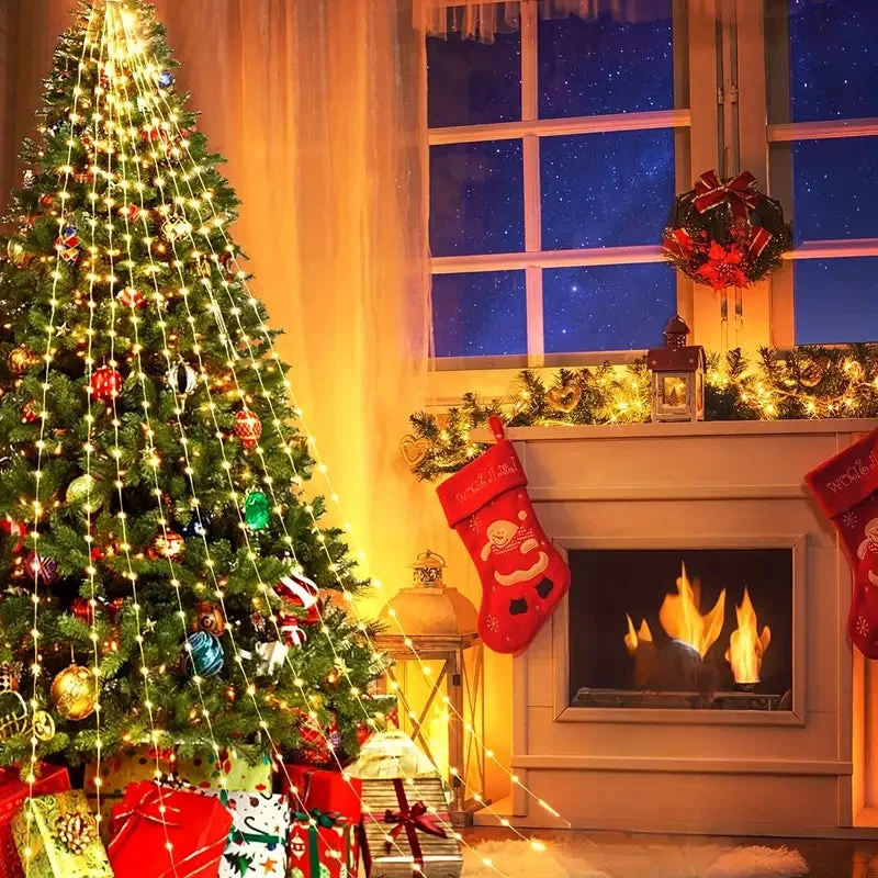 Sapin décoré avec guirlande lumineuse