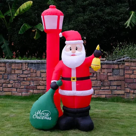 Père Noël Gonflable dans le Jardin