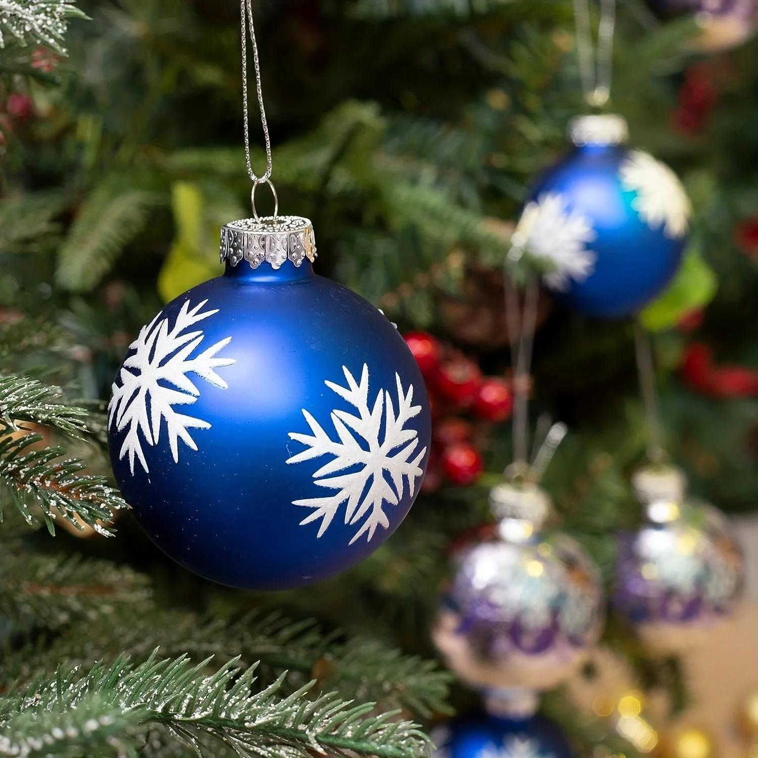 Boule de Noël en verre bleu