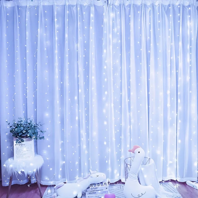 Rideau lumineux de Noël illuminant une pièce