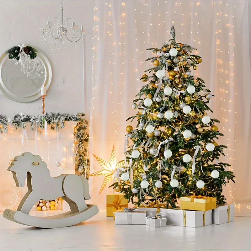 Boule de Noel Blanche sur Sapin
