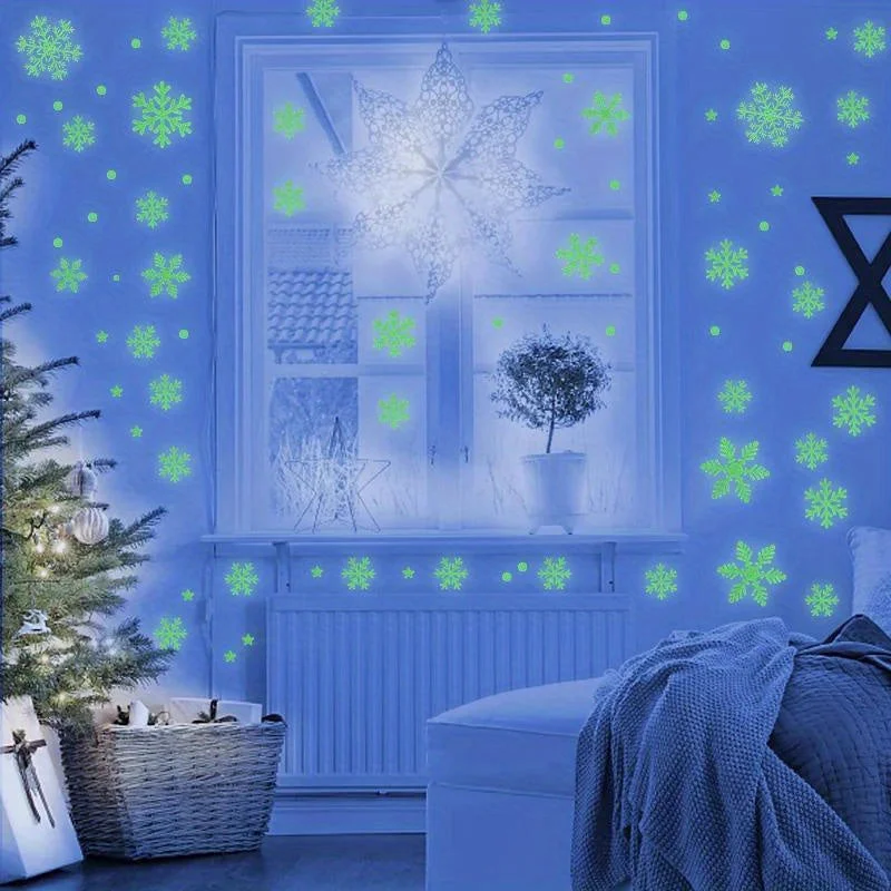 Stickers de Noël sur une fenêtre illuminée